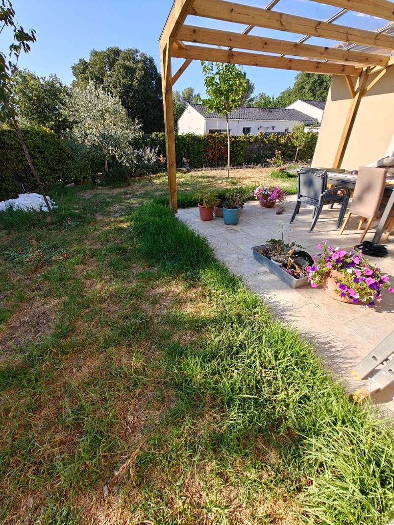 Abords d'une terrasse à nettoyer(avant)